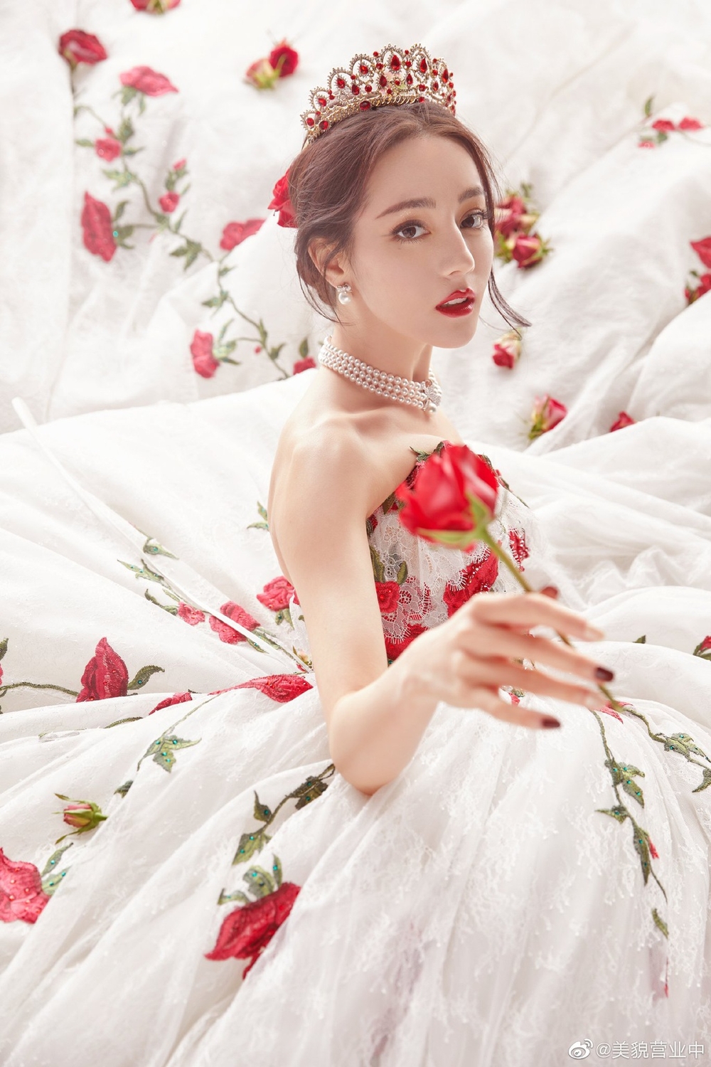 Mỹ nhân Tân Cương - Địch Lệ Nhiệt Ba e ấp như nàng công chúa trong bộ váy trắng tinh khôi cũng loạt phụ kiện đắt đỏ