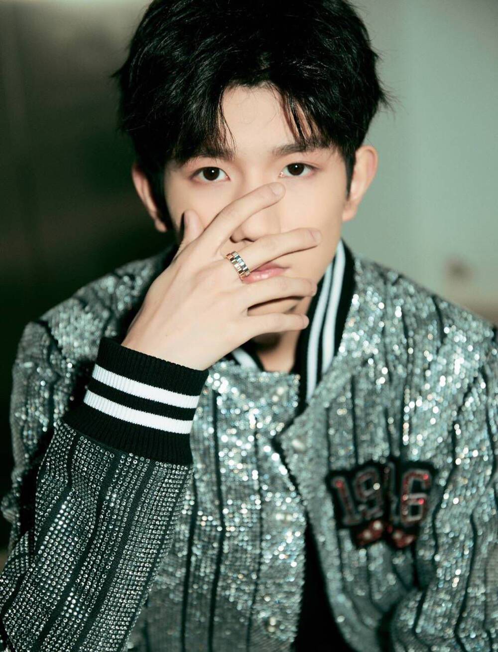 Vương Nguyên: Ngây thơ và chín chắn từ trước đến nay chưa từng mẫu thuẫn. Một trái tim biết yêu thương cũng có thể chứa đựng sự thật thà, dũng khí và lòng quyết tâm của trưởng thành.