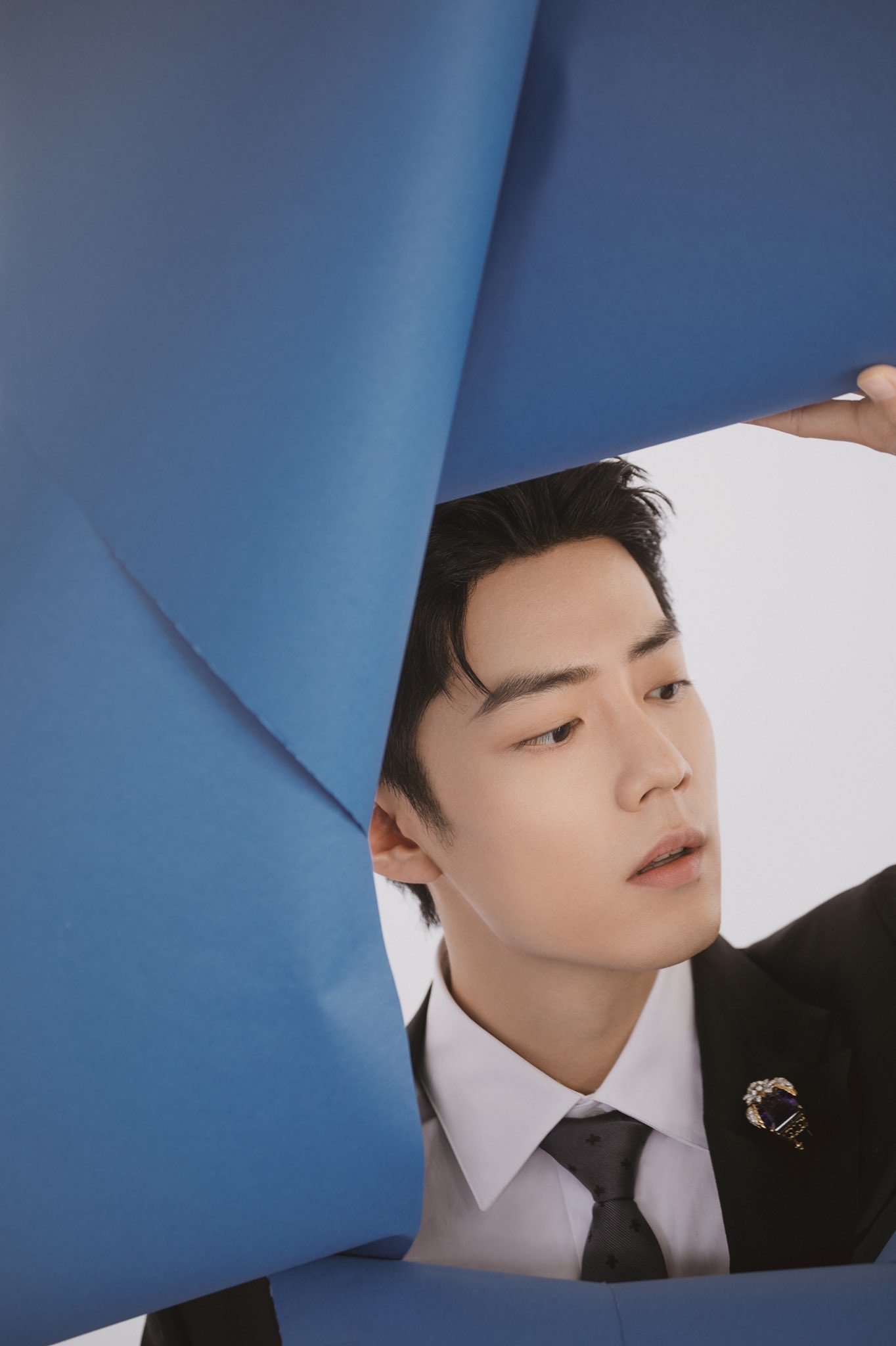 Là ngôi sao có sức ảnh hưởng nhất nhì Cbiz, Tiêu Chiến phải đối mặt với làn sóng antifan đông đảo. Đứng trước vấn đề này, nam ngôi sao từng chia sẻ: Đời người ngắn ngủi, không cần phí thời gian cho kẻ ghét bạn, thời gian để yêu mến ai đó còn không đủ cơ mà