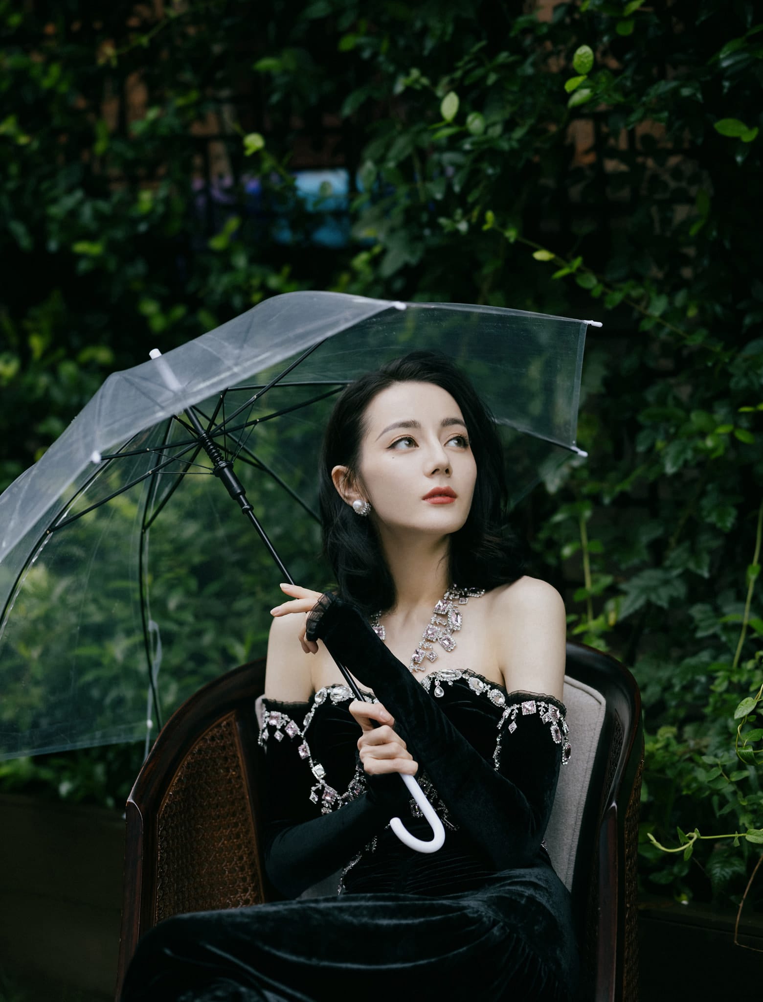 Địch Lệ Nhiệt Ba thể hiện sự 'đắt giá' của bản thân cũng như dành lời khuyên cho các cô gái: Chúng ta cần gì phải lấy đại gia, khi chính chúng ta là đại gia của cuộc đời mình