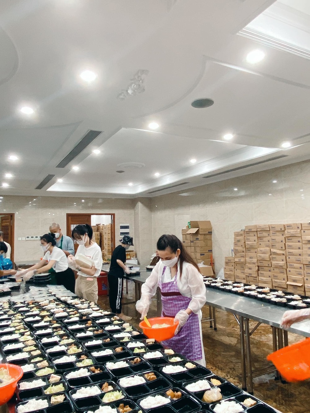 Phi Nhung dành cả thanh xuân để trao đi ‘sự tử tế’: Đóa bạch liên xinh đẹp, vươn mình giữa đời - Ảnh 1