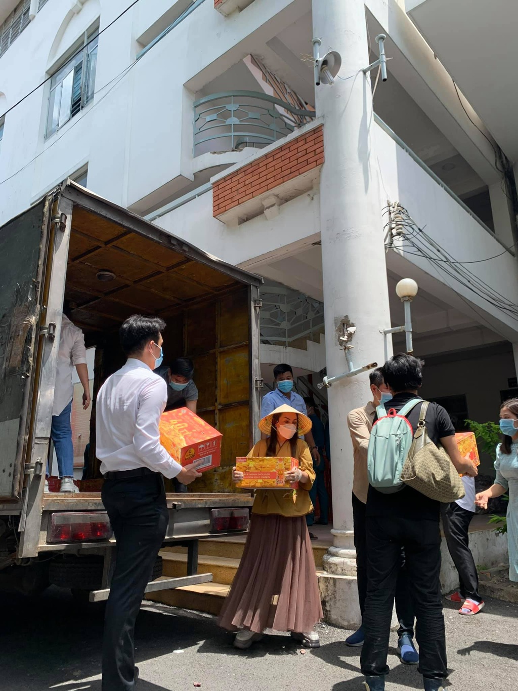 Phi Nhung dành cả thanh xuân để trao đi ‘sự tử tế’: Đóa bạch liên xinh đẹp, vươn mình giữa đời - Ảnh 4