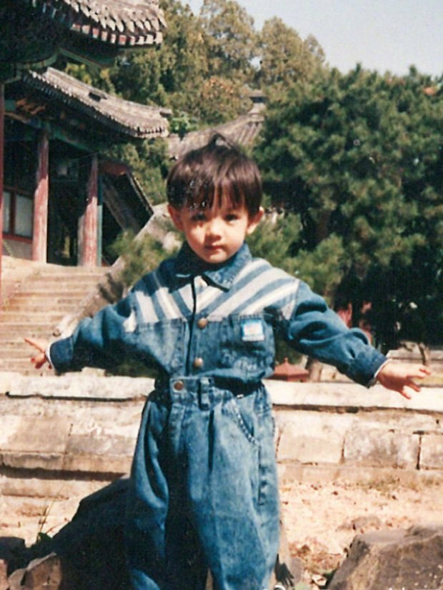 Nếu không chú thích thì hiếm ai nhận ra đây là Địch Lệ Nhiệt Ba. Trong hình ảnh này mỹ nhân Tân Cương trông chẳng khác gì một cu cậu, từ kiểu tóc, cách ăn mặc, thậm chí là cách tạo dáng... Lớn lên, Địch Lệ Nhiệt Ba có vẻ như nữ tính hơn rất nhiều.