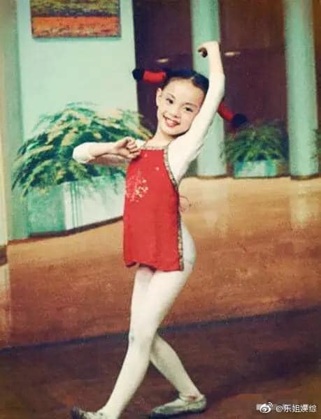 Tôn Lệ hóa thân thành một vũ công nhí, cách tạo dáng của bà xã Đặng Siêu vô cùng điệu nghệ