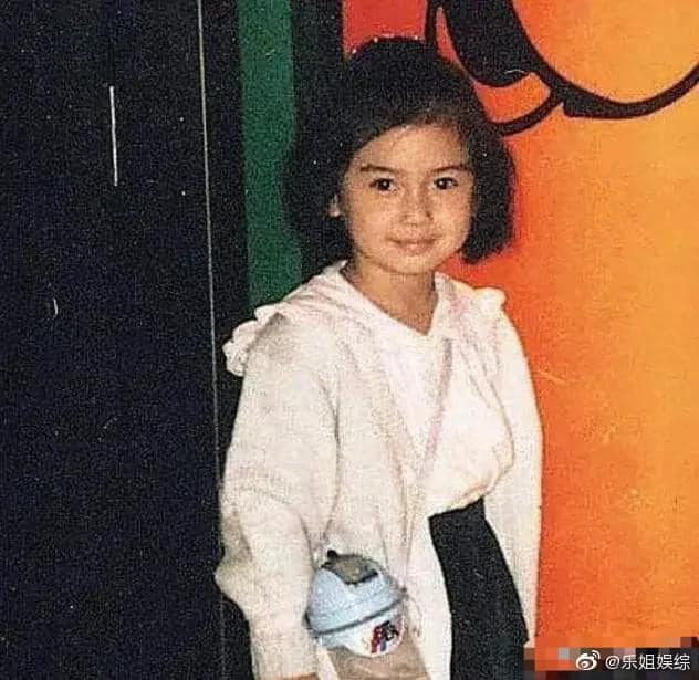 Ngay từ nhỏ Angela Baby đã vô cùng điệu đà và khá thời thượng trong cách ăn mặc. Tuy nhiên, đây lại là một trường hợp 'dậy thì thành công'