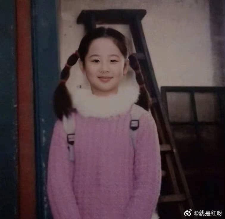 Dương Tử tranh thủ trước lúc đi học để chụp 1 tấm hình kỷ niệm. Thời điểm lúc bấy giờ, gương mặt của nữ minh tinh khá 'bánh bao'. Kiểu tóc 'búi' quốc dân khiến ai nấy khi nhìn vào tấm ảnh này đều nhớ về tuổi thơ của mình