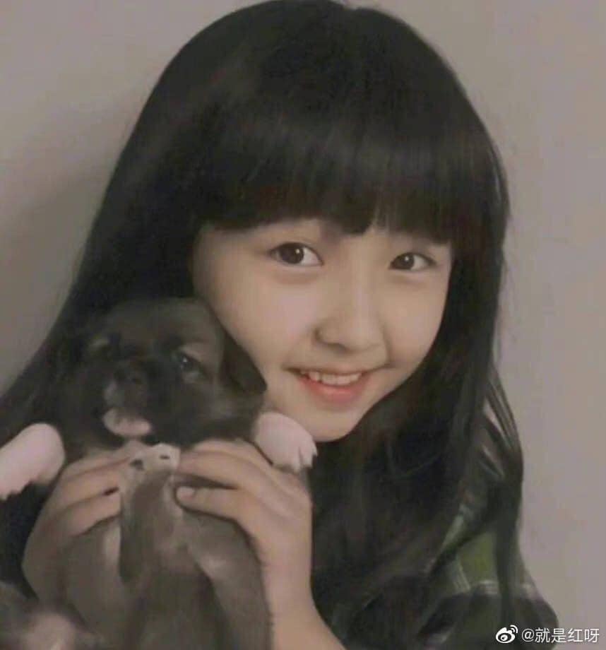 Ánh mắt to tròn, nụ cười tỏa nắng của Trương Tử Phong như khiến fan hâm mộ tan chảy. Hình ảnh càng trở nên đáng yêu khi có sự hỗ trợ của chú cún. Có thể thấy nhan sắc của mỹ nhân họ Trương sau bao năm vẫn vẹn nguyên