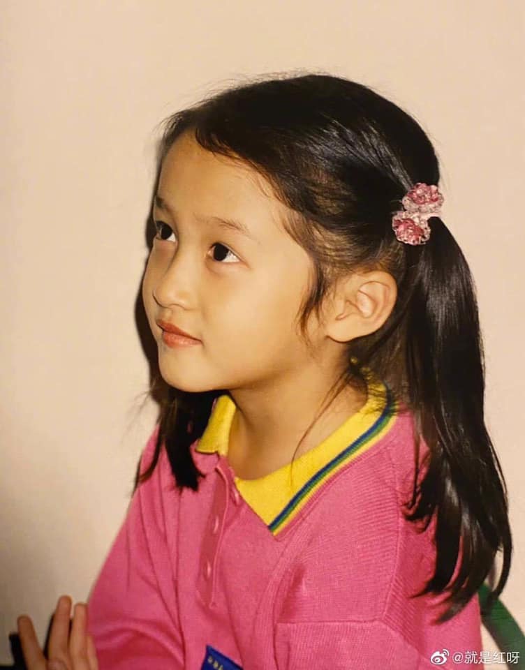 Quan Hiểu Đồng: Có thể thấy gương mặt của nữ minh tinh từ nhỏ đến lớn không có quá nhiều thay đổi. Làn da ngăm cực thời thượng cùng gương mặt thanh tú cho đến hiện tại vẫn là nét riêng khó trộn lẫn của Quan Hiểu Đồng