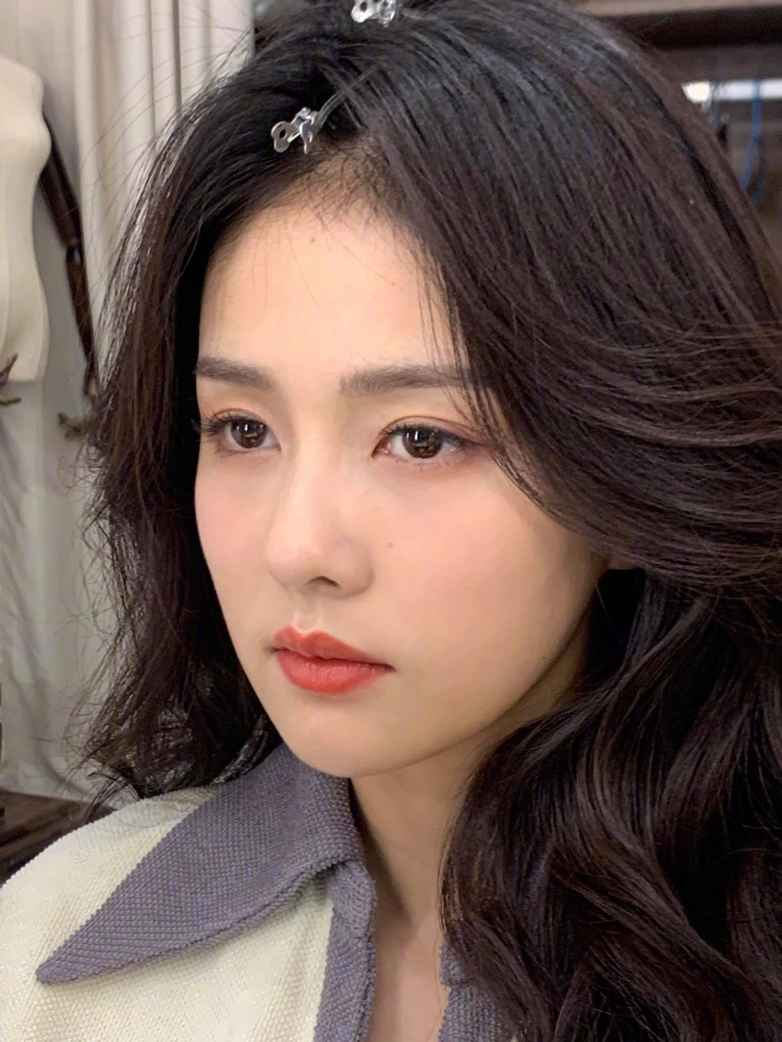 Dù chụp cận nhưng vẫn không thể dìm nổi nhan sắc 'chuẩn không cần chỉnh' của nữ diễn viên Nhất Sinh Nhất Thế. Nhiều netizen còn gọi vui, Bạch Lộc chính là mỹ nhân không góc chết