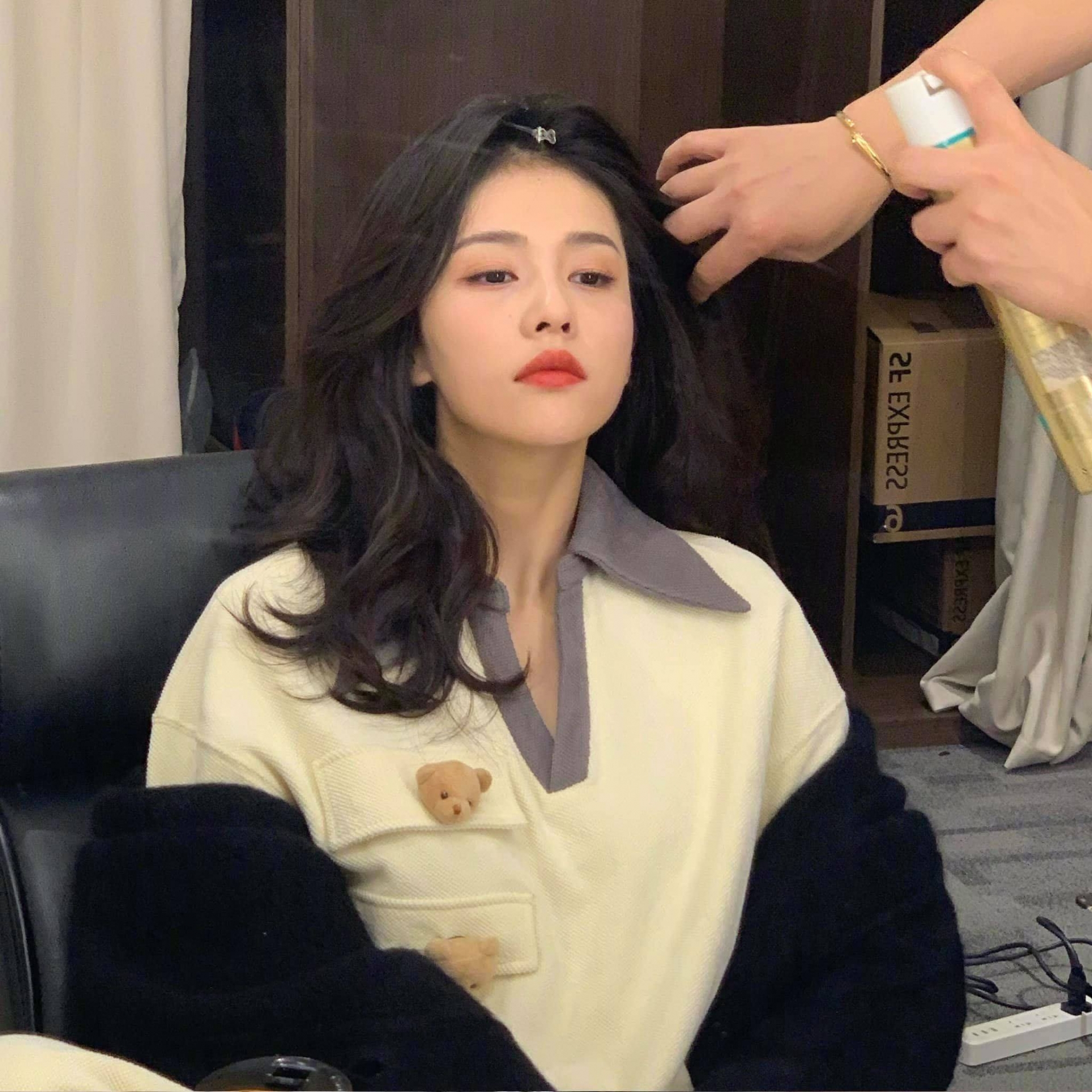 Khoảnh khắc vén tóc vô tình tiết lộ các đường nét hoàn hảo trên gương mặt của Bạch Lộc