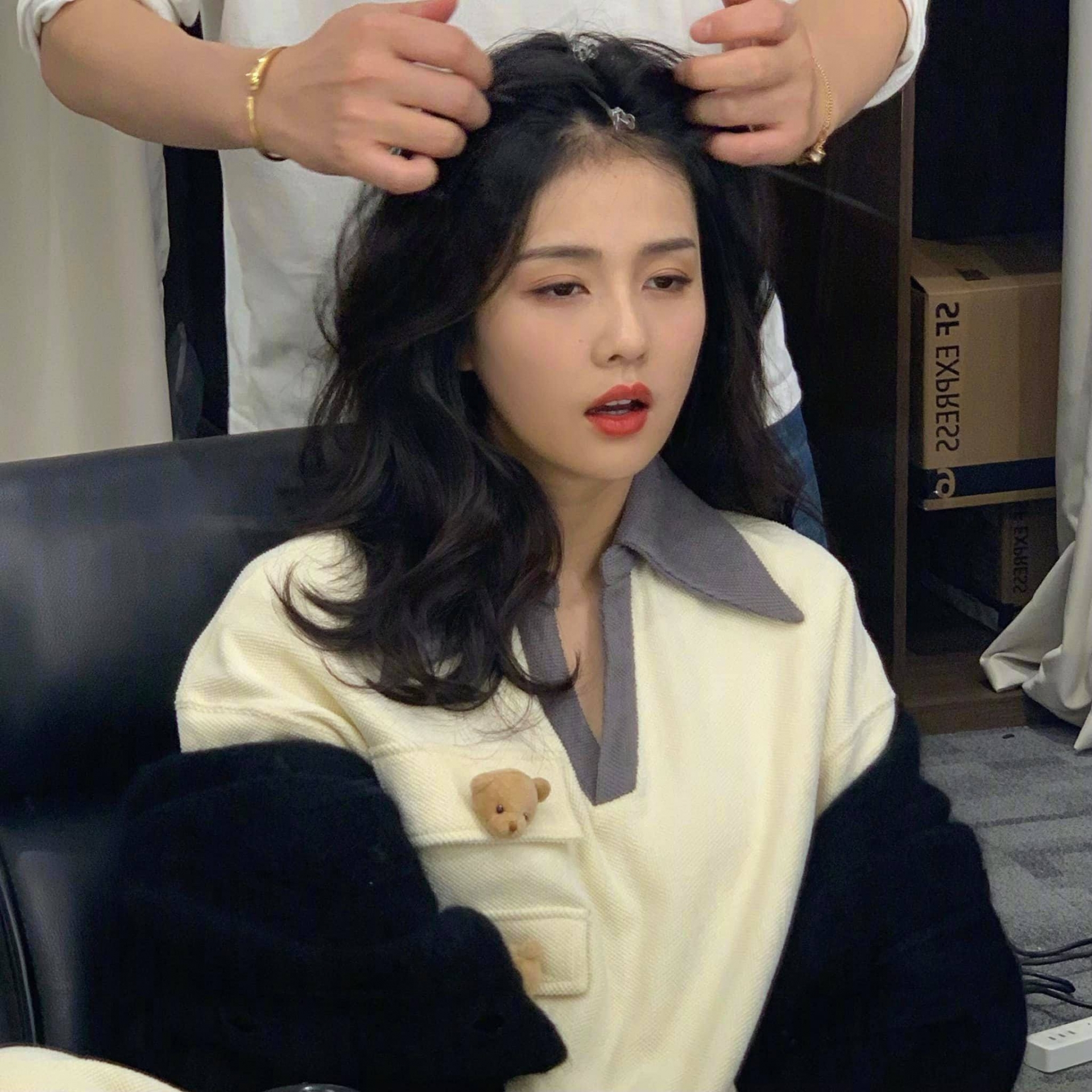 Hình ảnh Bạch Lộc vừa ngái ngủ vừa trang điểm được cư dân mạng chia sẻ rầm rộ. Biểu cảm đáng yêu thế này bảo sao các anh phải 'say như điếu đổ'