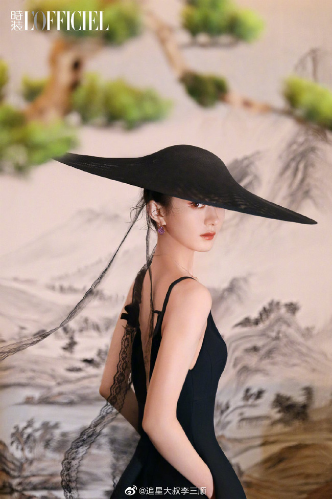 Triệu Lệ Dĩnh gây chú ý khi trở thành gương mặt trang bìa của tạp chí L'OFFICIEL tháng 10 Triệu Lệ Dĩnh gây chú ý khi trở thành gương mặt trang bìa của tạp chí L'OFFICIEL tháng 10