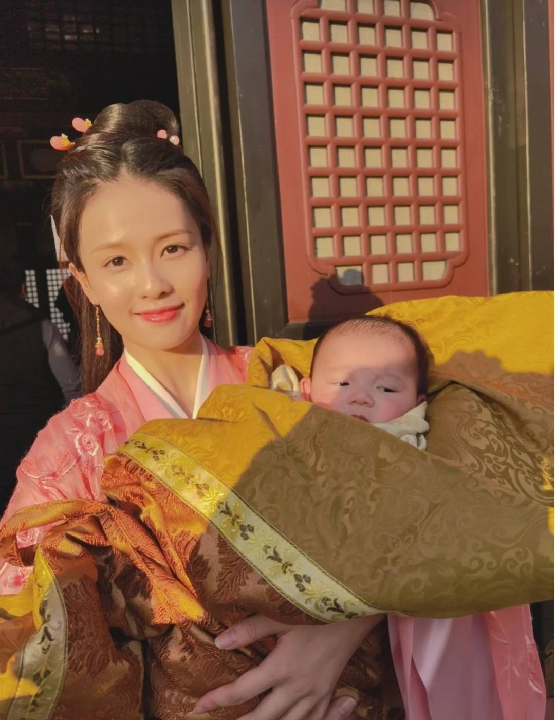 Dù đang ế bền vững nhưng Bạch Lộc vẫn tỏ ra cực 'nghệ' trong việc chăm bẵm trẻ con