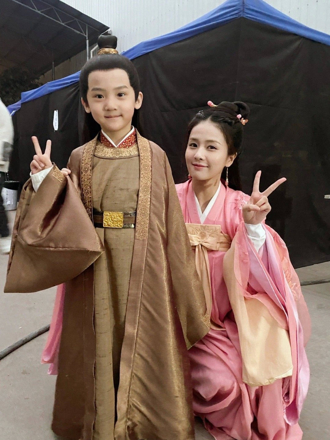 Tiểu công tử và Bạch Lộc cùng 'đọ' sắc, coi ai dễ thương hơn ai?