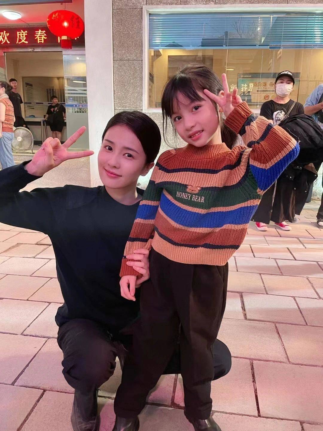 Bạch Lộc cùng diễn viên nhí trong phim Cảnh Sát Vinh Dự