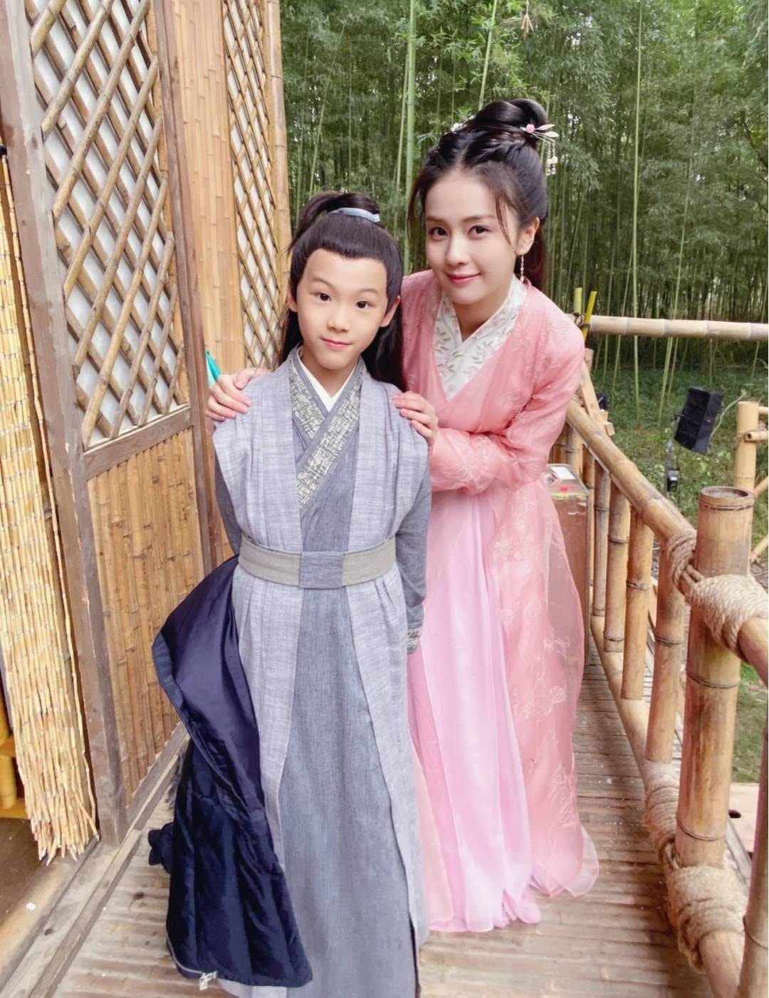 Loạt ảnh Bạch Lộc “tự sướng” bên diễn viên nhí khiến fan hâm mộ tan chảy vì quá đáng yêu