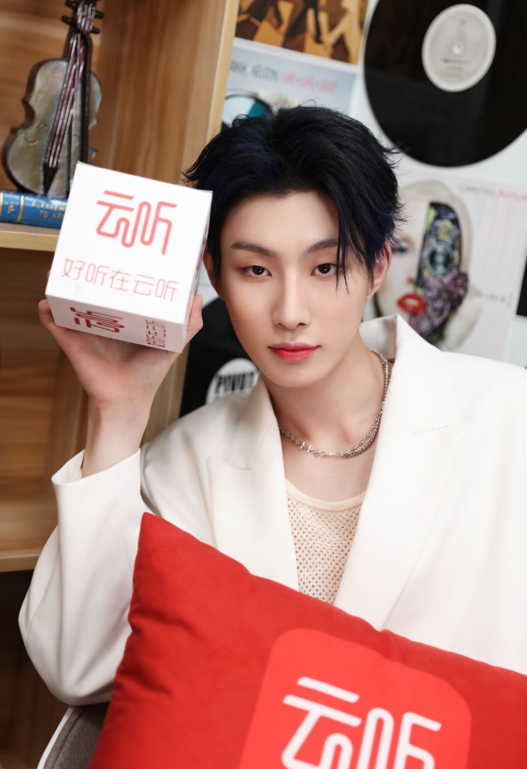 Vương Chính Hùng (Oscar) được xem là một trong những cái tên khét tiếng trong cộng đồng LGBT. Anh là một trong những nghệ sĩ hiếm hoi công bố ủng hộ cộng đồng.