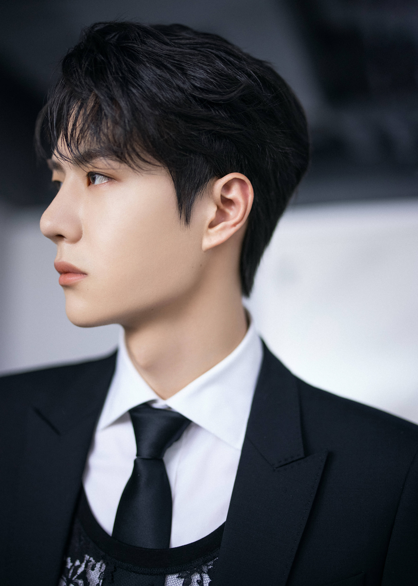 Không cần phải bàn luận quá nhiều về độ nổi đình nổi đám của Vương Nhất Bác tại showbiz xứ Trung. Sau thành công của Trần Tình Lệnh, anh chàng dường như đã có màn lột xác cực lớn trong sự nghiệp. Hiện tại Vương Nhất Bác đang đảm nhận vai trò đại ngôn cho 37 thương hiệu. Một con số khủng nhất chưa từng có tại Cbiz