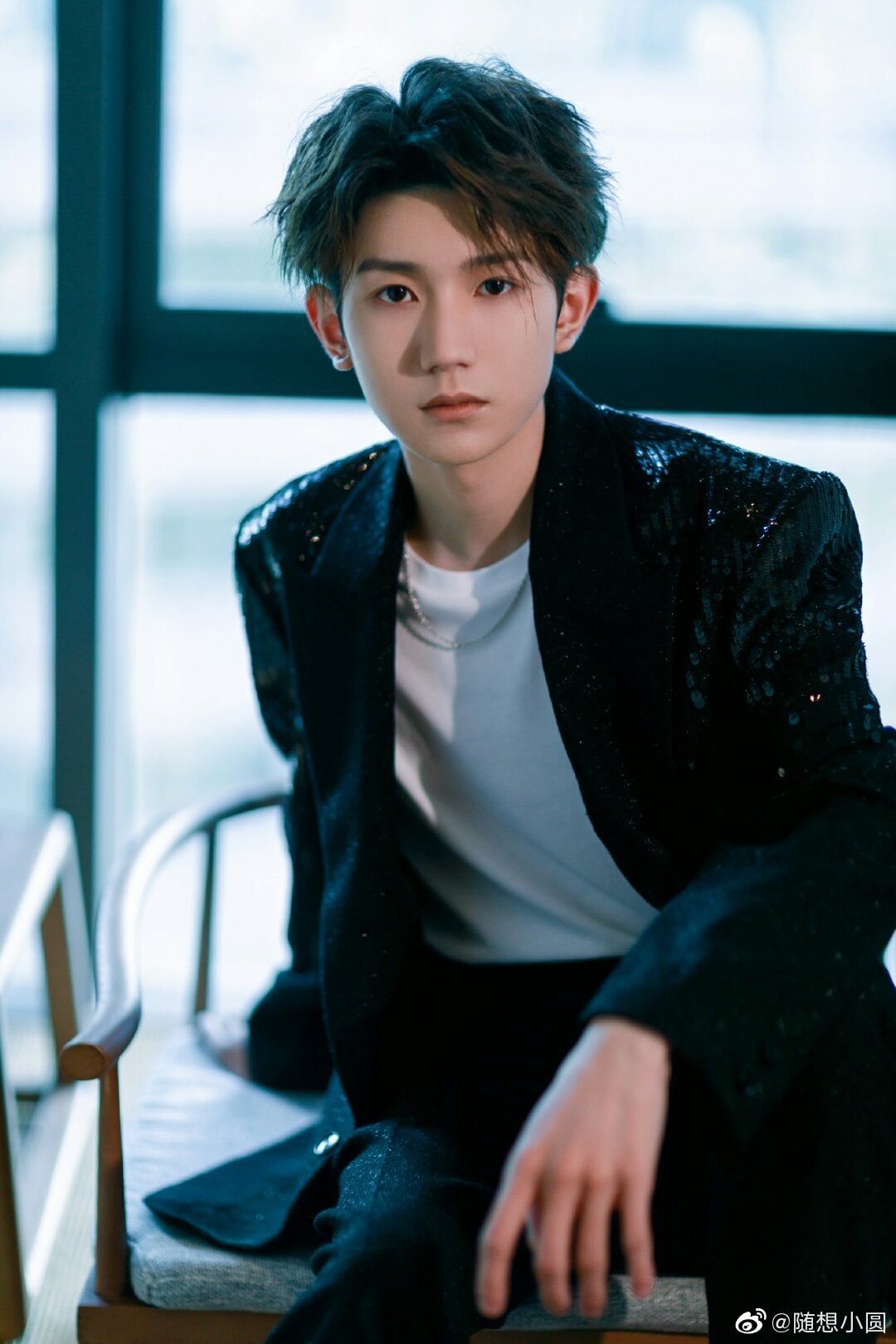 Cũng giống Vương Tuấn Khải, Vương Nguyên hiện đang là ngôi sao Gen Z có sức ảnh hưởng tại làng giải trí Hoa ngữ. Đi lên từ thực lực, anh chàng này ngày càng nhận được sự tin yêu của fan hâm mộ