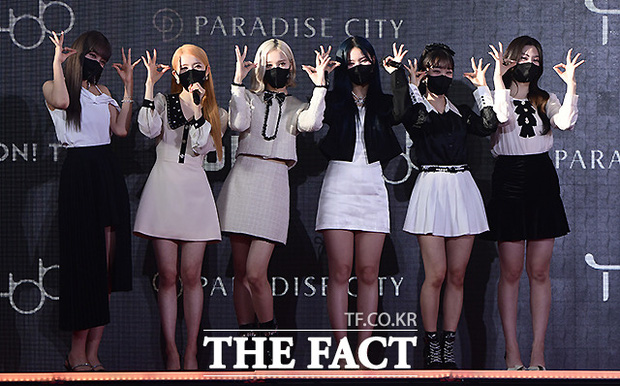 STAYC diện đồ tương đối nữ tính và đẹp mắt