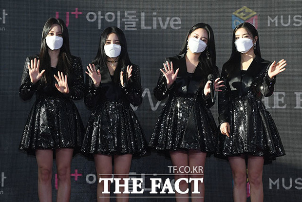 Nhóm nhạc hiện tượng Brave Girls được đánh giá là 'lên hương' phong cách so với nhiều thảm đỏ trước