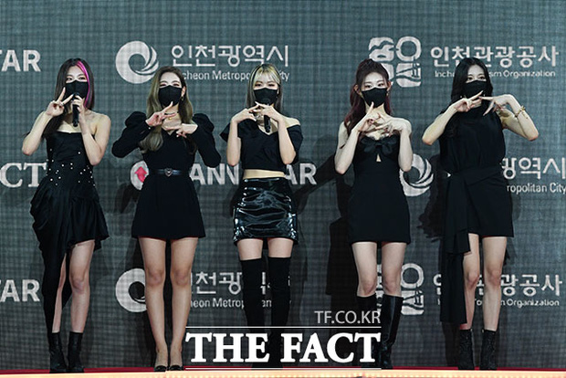 Ngược lại, ITZY chọn sắc đen huyền bí. Sự tối giản làm nên phong cách