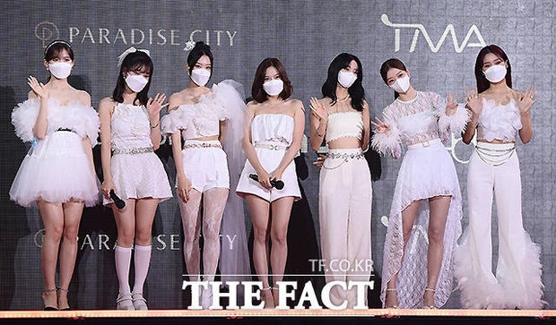 Nhóm nhạc nữ Oh My Girl lựa chọn trang phục sắc trắng làm chủ đạo. Tuy nhiên, do không đồng điệu về thiết kế nên các cô nàng bị chê diêm dúa, sến sẩm