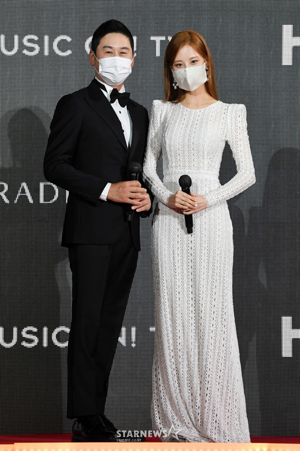 Shin Dong Yup và em út SNSD - Seohyun là hai cái tên được BTC tin tưởng cho đảm nhận vai trò host. Nếu như sao nam gây ấn tượng với bộ vest lịch lãm thì Seohyun lại chiếm trọn spotlight với bộ váy trắng nền nã, thanh lịch, toát lên khí chất nữ thần