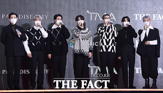 Hậu tham gia chuyến công tác cùng tổng thống Hàn Quốc, BTS tái xuất thảm đỏ với visual cực ngầu. Mỗi người một phong cách nhưng nhóm vẫn đảm bảo sự đồng điệu.