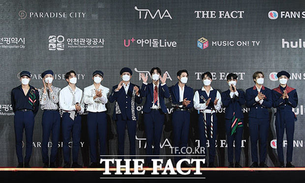 Chiếm sạch khung hình, The Boyz diện vest tông xanh. Dù đông thành viên, nhưng mỗi người đếu biết cách tạo điểm 'sáng'