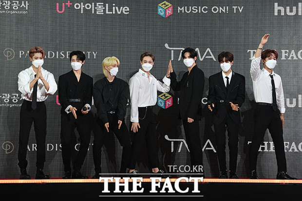 Dù là tham dự sự kiện đình đám nhất năm nhưng các cậu bạn Stray Kids vẫn không quên pha trò