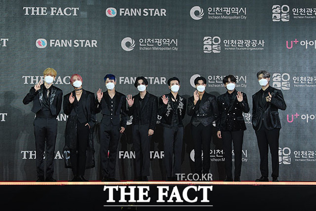 Màu tóc của các thành viên nhóm ATEEZ đã tạo nên một bức tranh thảm đỏ vô cùng sôi động