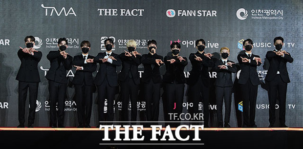 SEVENTEEN full đen, chỉ có 1 vài thành viên tạo điểm nhấn với sơ mi trắng hoặc tóc màu