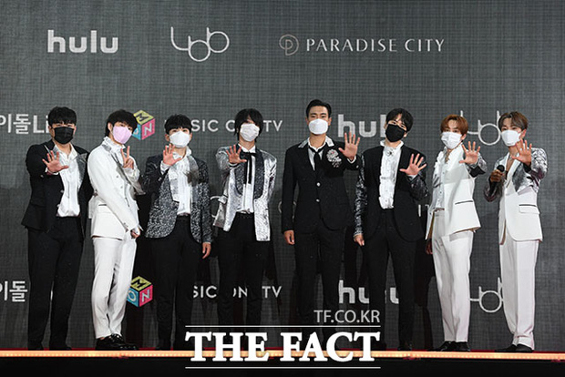 Super Junior lâu lắm rồi mới chịu lộ diện, phong độ của các nam thần vẫn vô cùng đỉnh cao