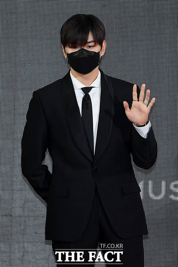 Kang Daniel diện vest vô cùng bảnh bao, loạt phụ kiện sang trọng trên tay giúp anh hút trọn mọi ánh nhìn, chống nhạt cho outfit thảm đỏ