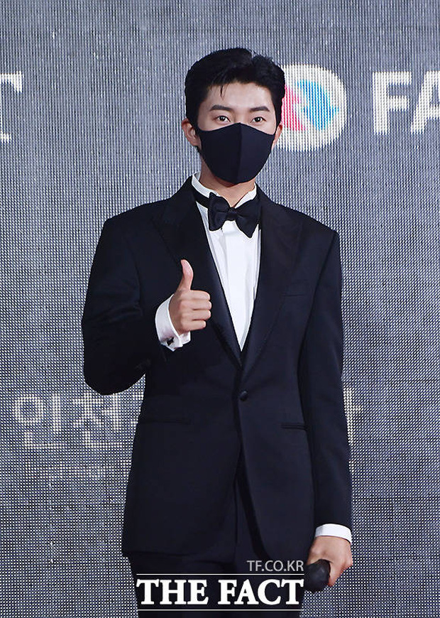 Lim Young Woong nam tính đến mức khiến fan hâm mộ la ó