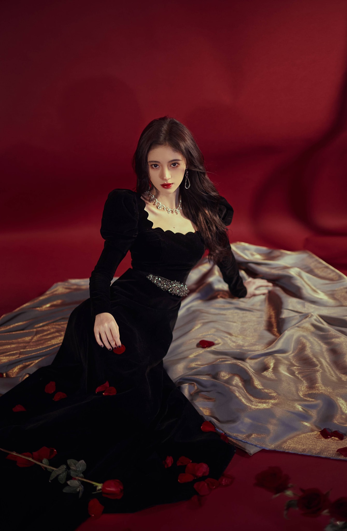 BST váy áo 'siêu' đắt đỏ của Cúc Tịnh Y, đàn chị ‘thèm chảy nước dãi' cũng không dám mơ tới - Ảnh 3