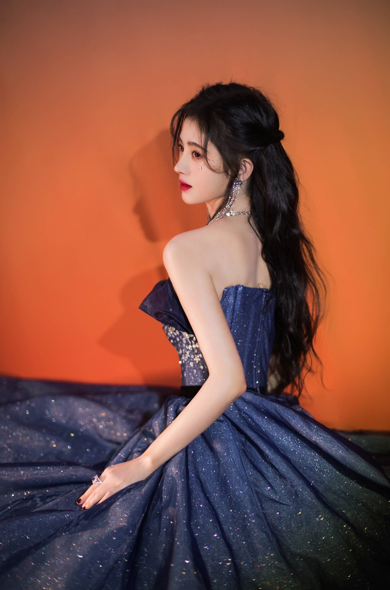 BST váy áo 'siêu' đắt đỏ của Cúc Tịnh Y, đàn chị ‘thèm chảy nước dãi' cũng không dám mơ tới - Ảnh 2