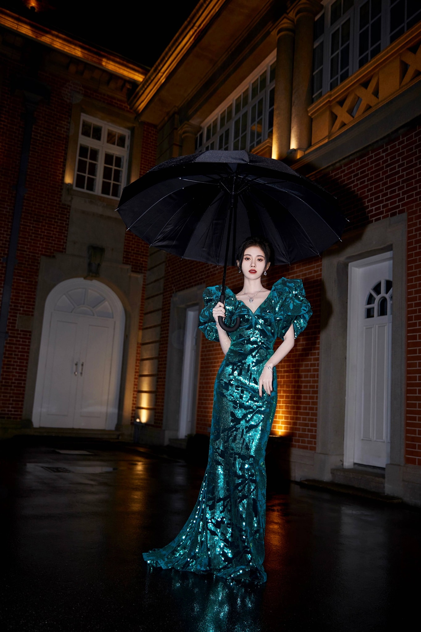 Tại đêm Weibo, Cúc Tịnh Y hóa thân thành nàng công chúa xinh đẹp. Màn xoay người bất ngờ lúc ký tên của cô khiến dân tình 'choáng nhẹ' khi khoe vòng eo siêu nhỏ