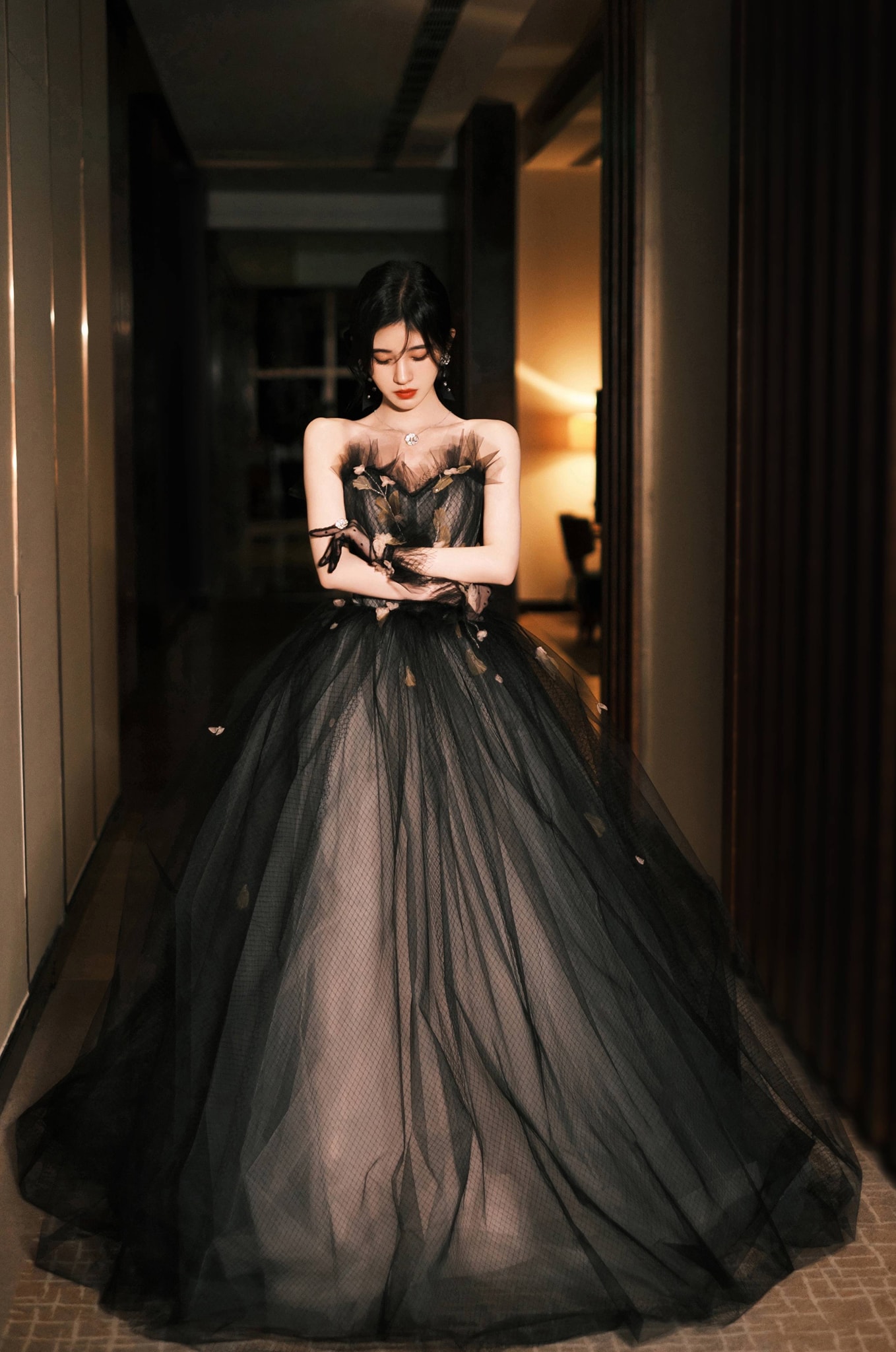 Sắc đen ma mị, quyền lực tôn lên nước da trắng không tì vết