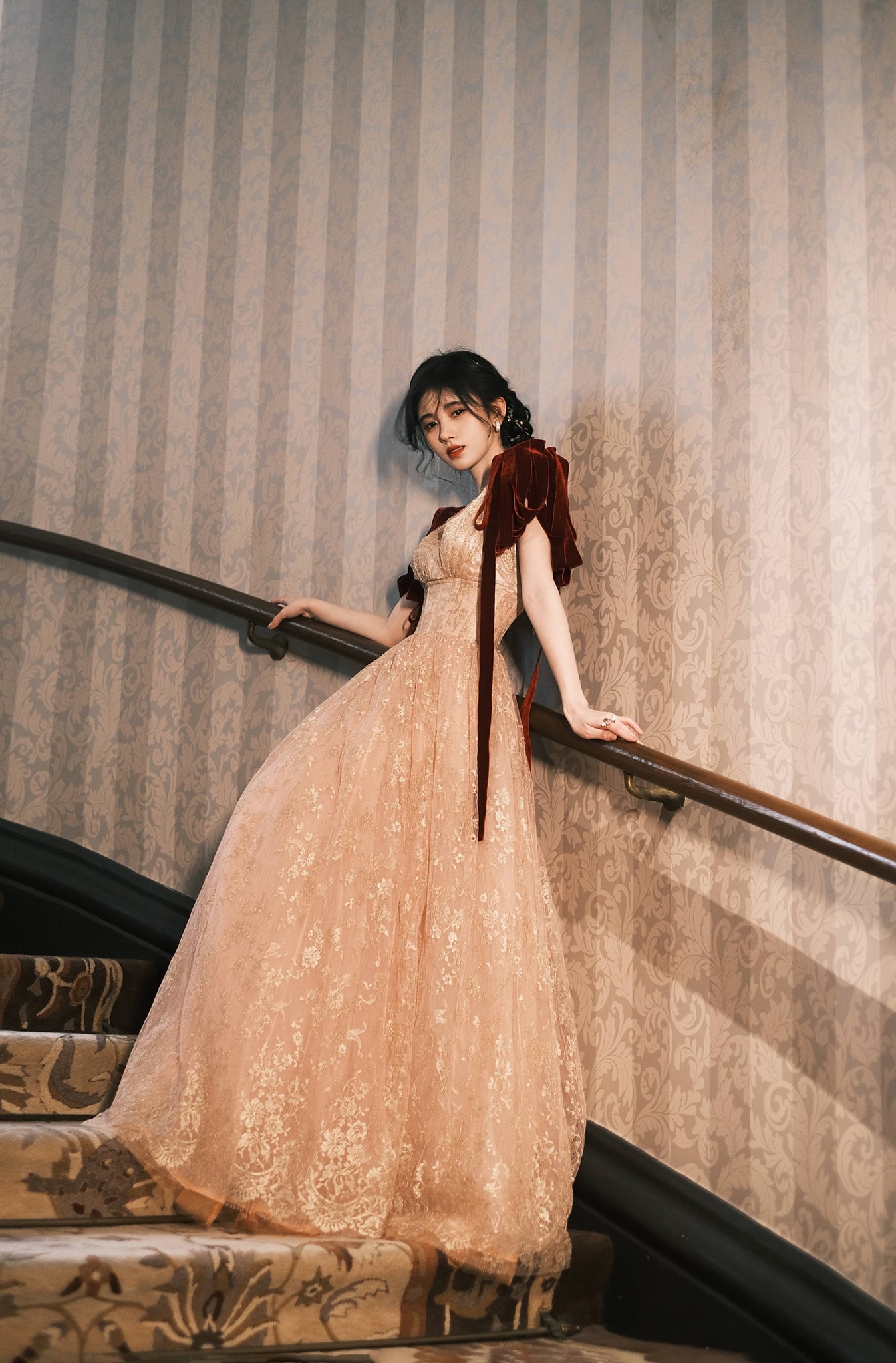 Tại sự kiện LHP Bạch Ngọc Lan, Cúc Tịnh Y đã có màn khoe visual xinh như búp bê