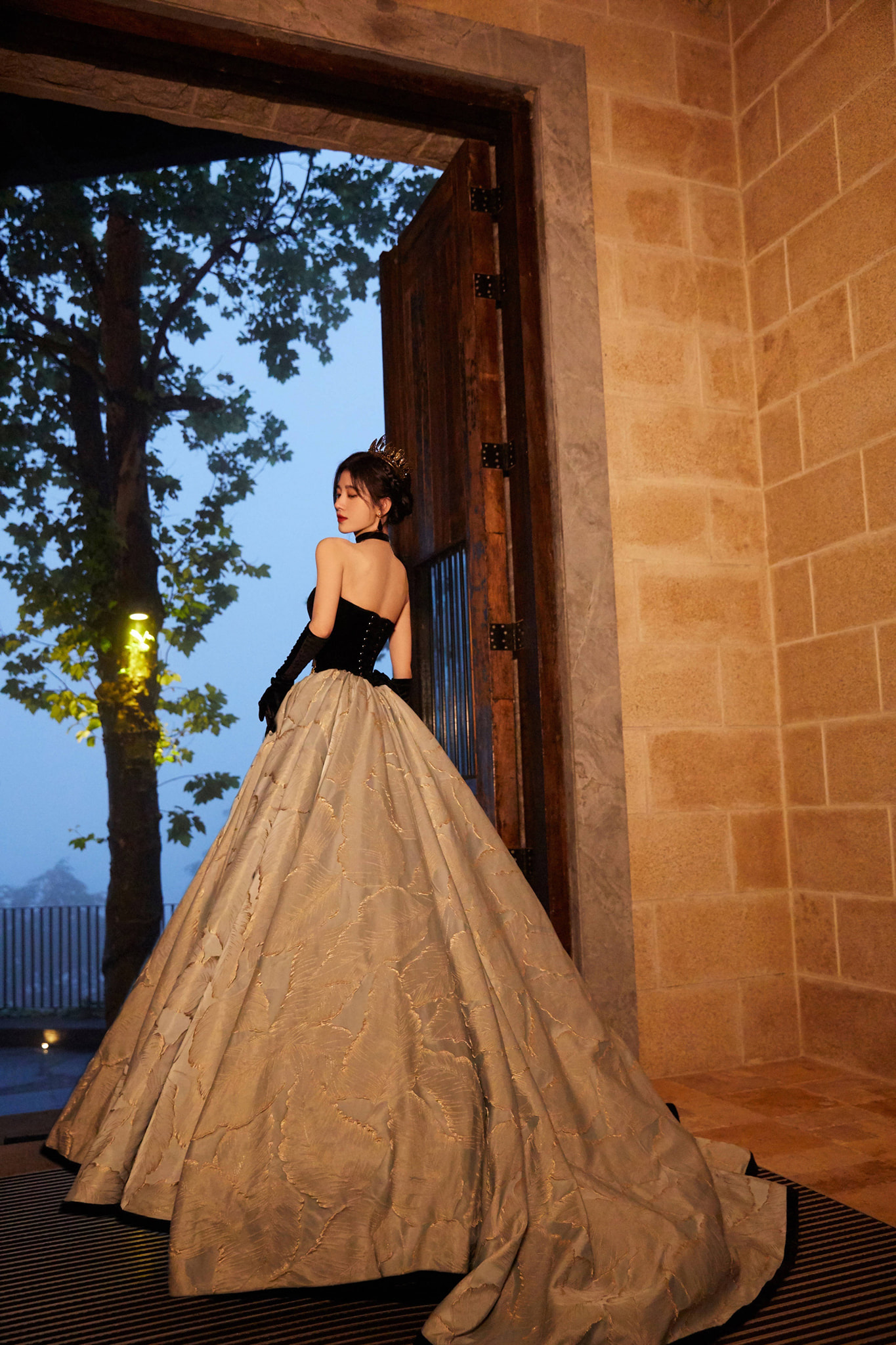 Cúc Tịnh Y khiến fan hâm mộ xuýt xoa bởi tạo hình đầy quyền lực