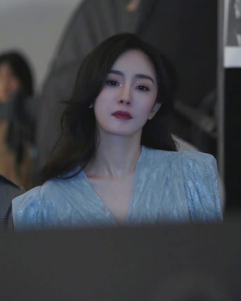 Xuất hiện tại sự kiện mới đây, Dương Mịch khiến netizen trầm trồ bởi tạo hình thanh lịch, sang chảnh. Bộ cánh sắc xanh omber kết hợp cùng lối trang điểm đậm đà giúp người đẹp trở thành tâm điểm hút trọn ánh nhìn