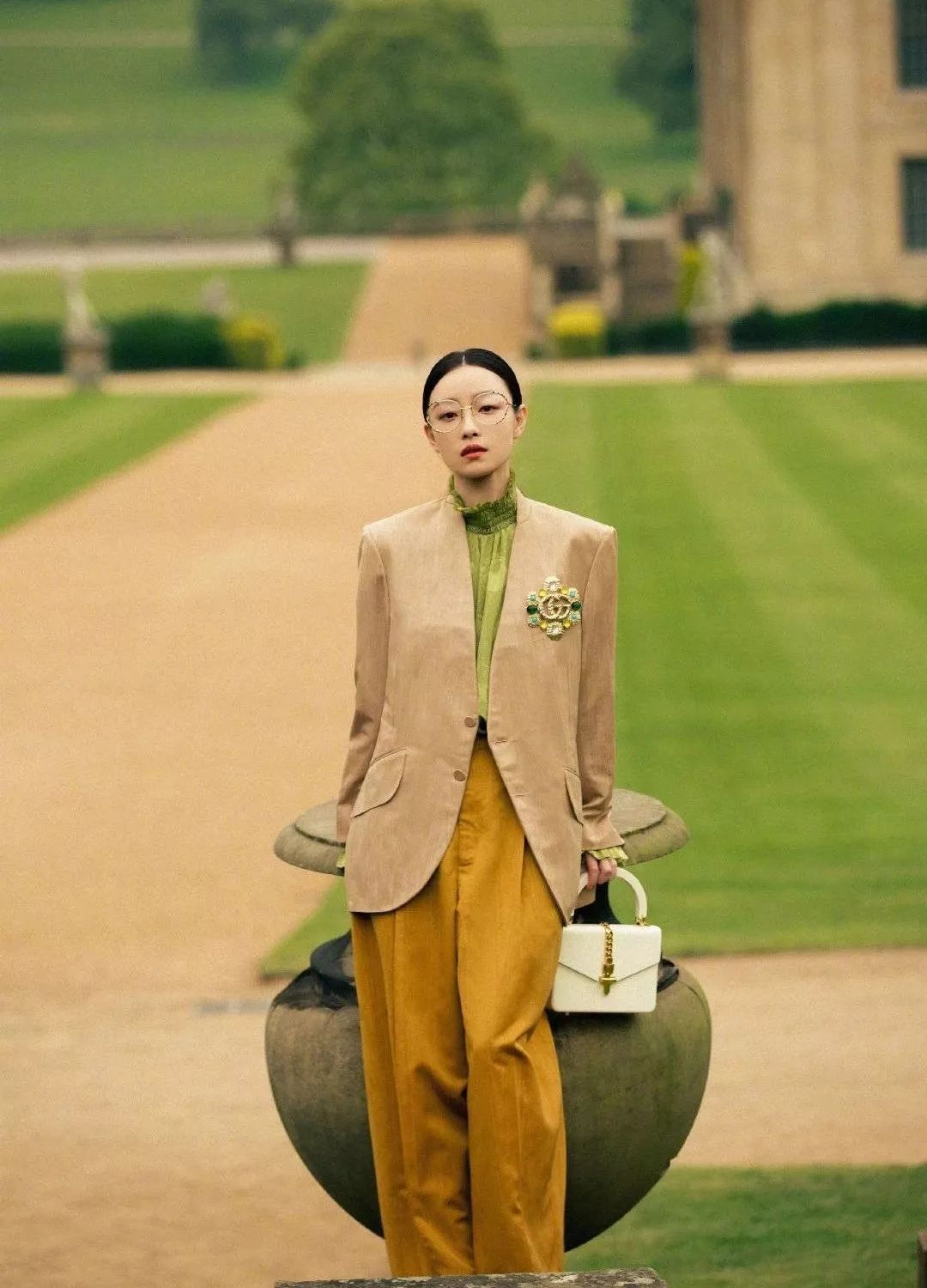 Nghê Ni diện bộ vest đậm chất retro cực chất của Gucci. Ở cô vẫn có nét sang trọng của quý tộc Ý và nét kiêu sa của một cô gái hiện đại. Những tưởng rằng bộ cánh sẽ 'khó nhằn'; nhưng chỉ cần bạn khoác lên người Nghê Ni,tất cả lại tạo nên một tổng thể hoàn hảo