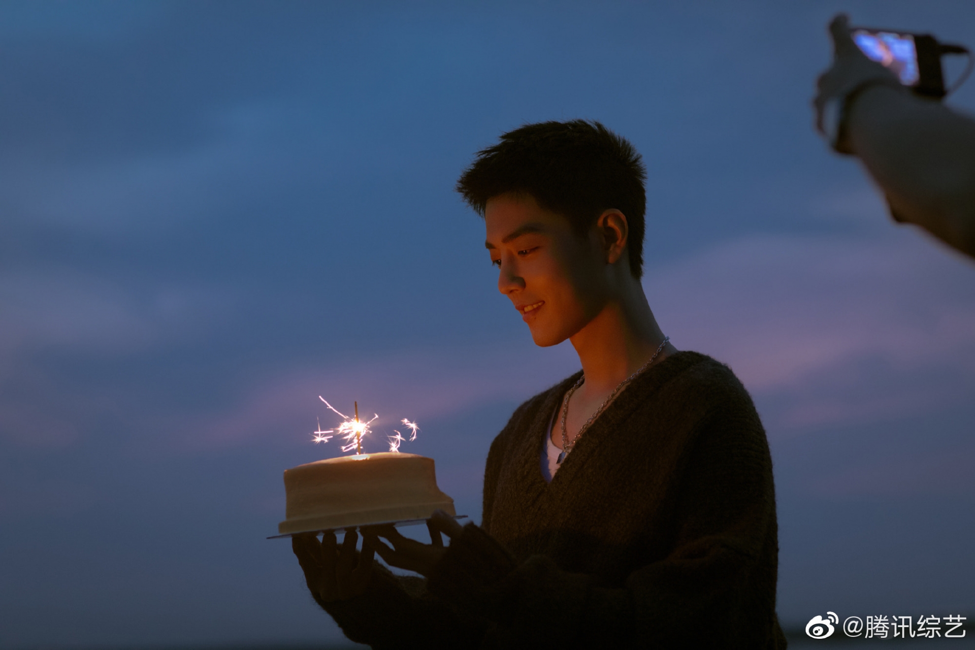 Sao Cbiz hôm nay làm gì (5/10): Nhiệt Ba quay Tiktok, Tiêu Chiến ăn bánh kem, Vũ Ninh phản hắc, Lộ Tư hẹn hò? - Ảnh 1