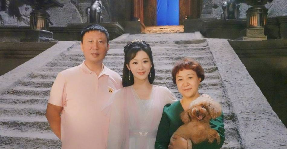 Dương Tử mừng ngày cưới bố mẹ