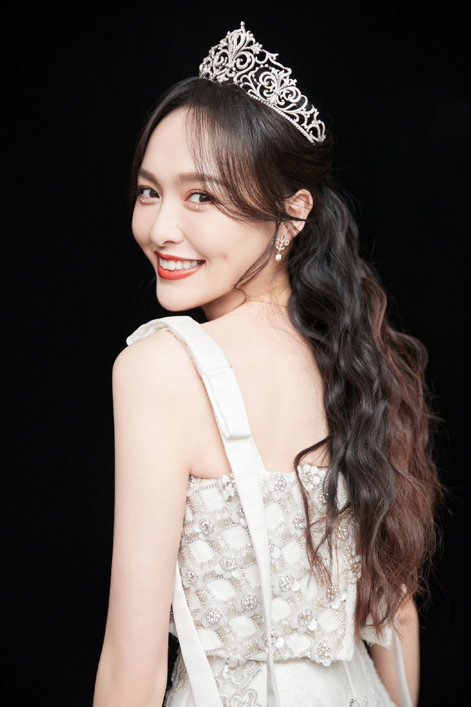 Đường Yên chơi lớn khi đính đá lên mí mắt tạo hiệu ứng bắt sáng triệt để