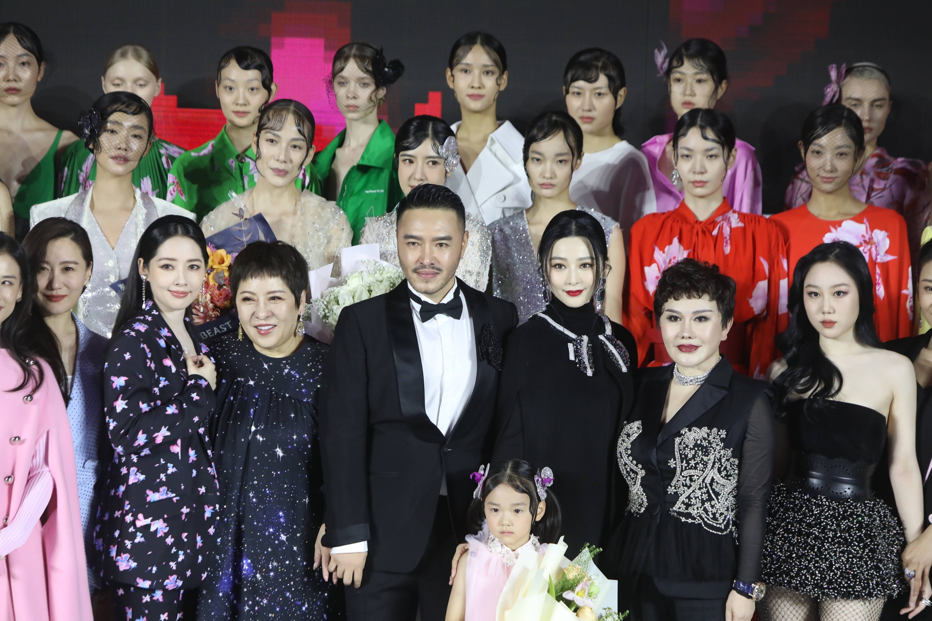 Tin nóng Cbiz ngày 8/10: Nhiệt Ba chăm con, khui 1 cặp hẹn hò, Phạm Băng Băng tái xuất - Ảnh 1