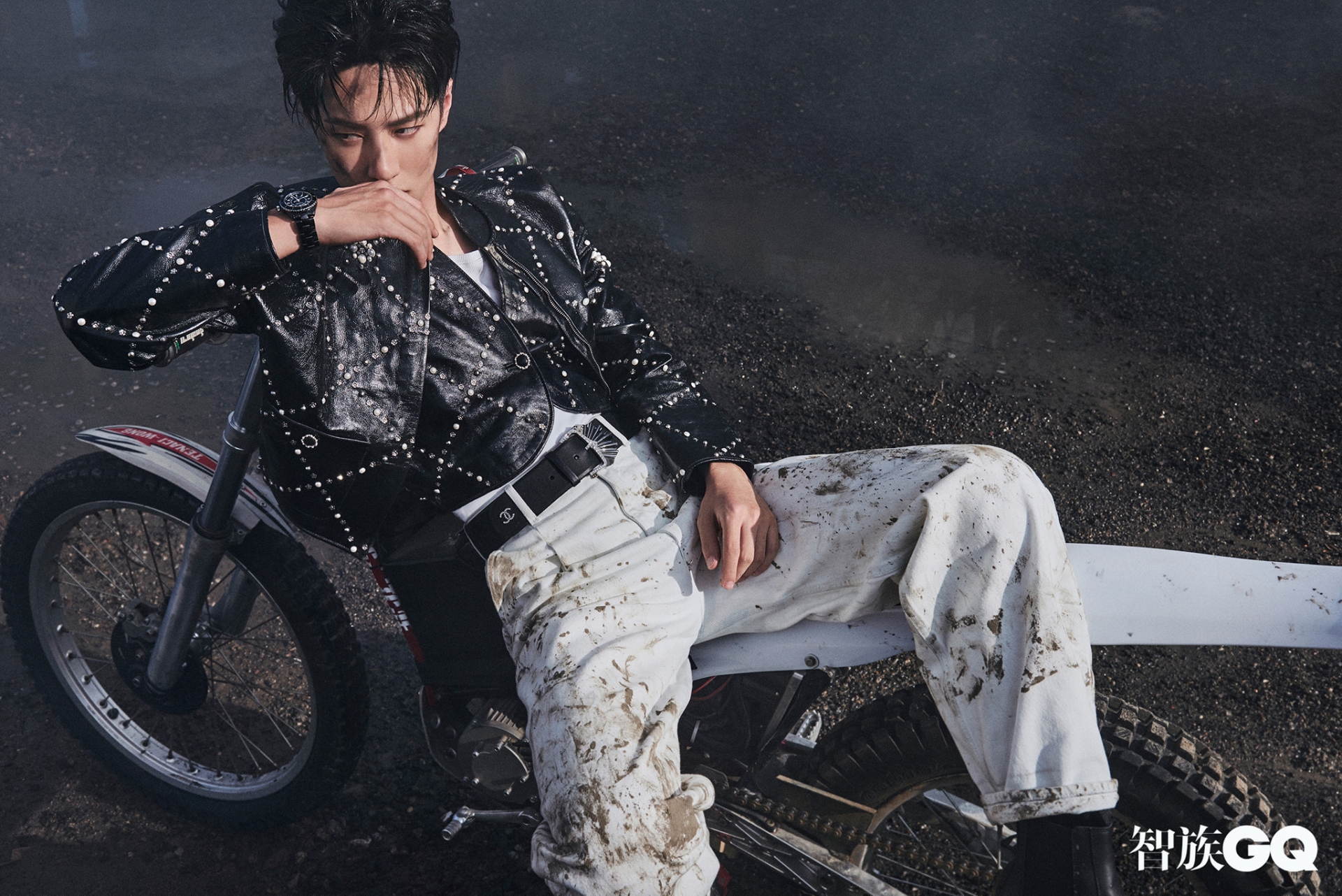 Vương Nhất Bác đã tung ra bộ ảnh thời trang trong vai trò gương mặt trang bìa của GQ số tháng 10/2021