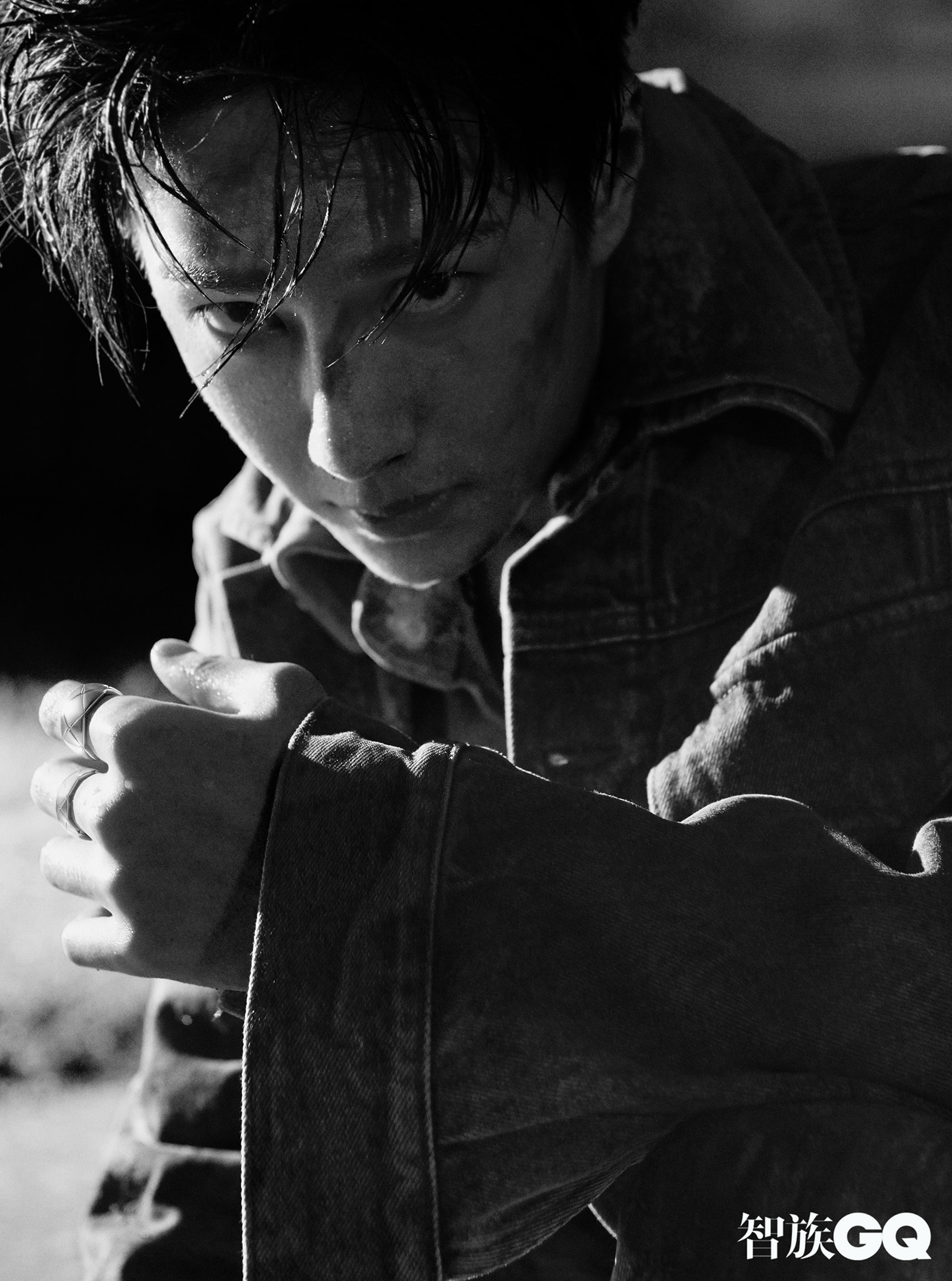 Mỗi lần họa báo, anh chàng đều khiến fan hâm mộ 'đứng ngồi không yên' bởi thần thái chuẩn chuẩn hight fashion